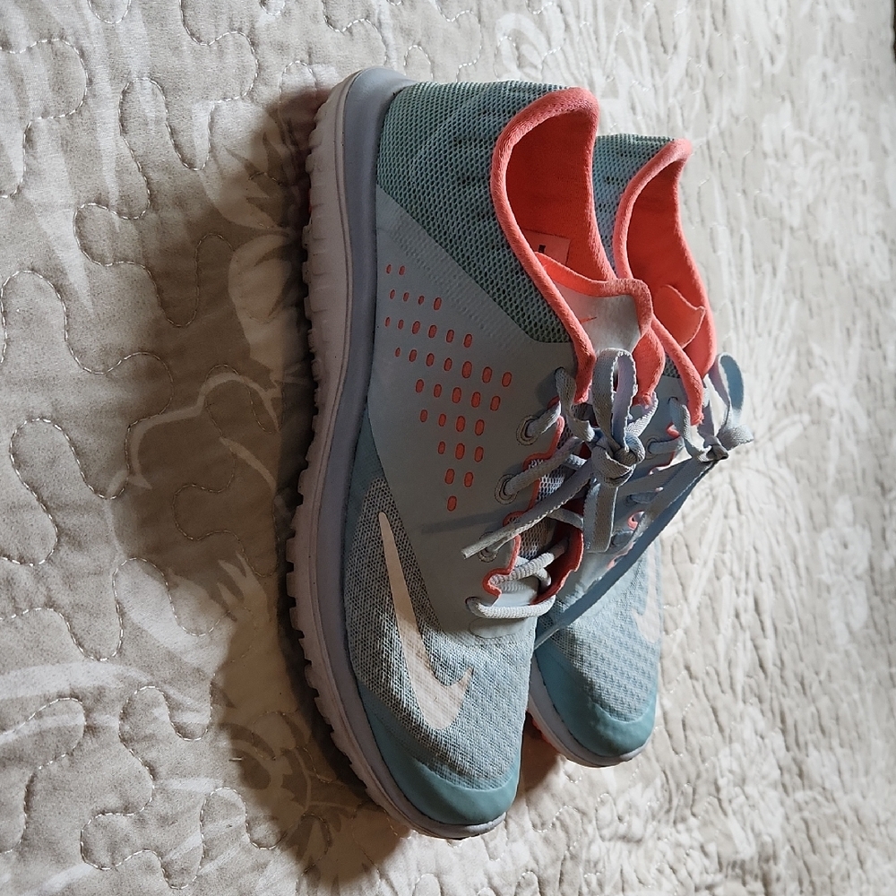 Nike Women's Blue and Coral Athletic Shoes